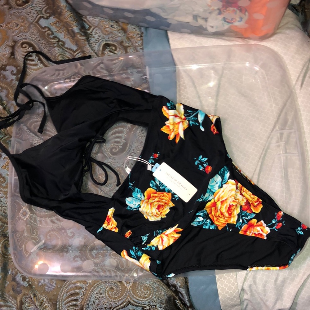 Brand new with tags cupshe one piece cut out halter